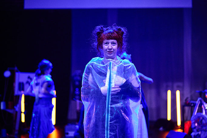 Aufnahme von Stephanie Müller bei der Musikperformance Sharper Than A Needle in den Münchner Kammerspielen