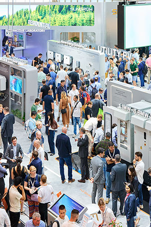 Messestand auf der Smarter E mit vielen Besucher*innen.