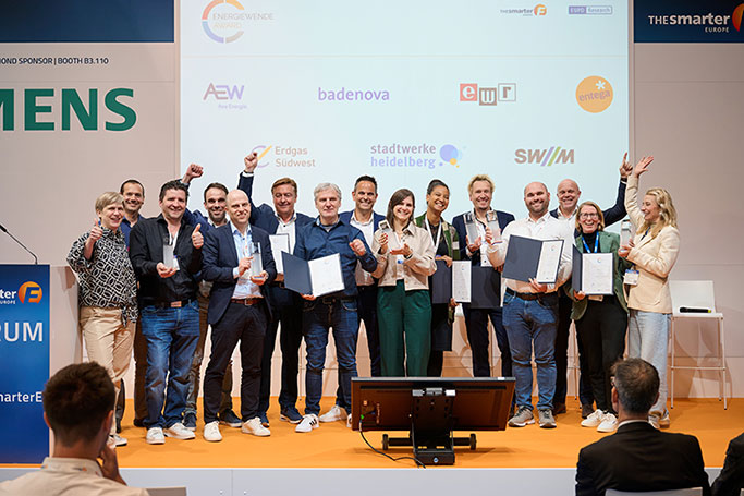 Jubelnde Sieger*innen bei der Verleihung des Energiewende Awards 2025