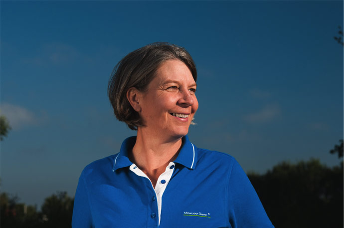 Golfcoach Dorothee Haering lächelt vor blauem Himmer, Portraitfoto ©  Florian Freund